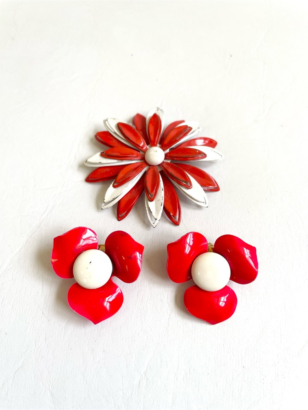 VINTAGE DEMI PARURE RED WHITE FLOWERS BROOCH CLIP ON EARRINGS PLASTIC METAL 3D